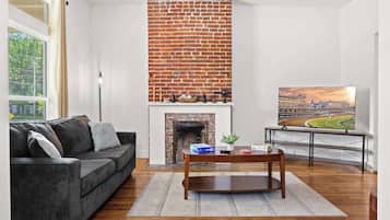 Een televisie en een kantoor