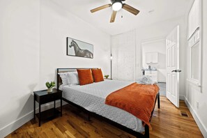 2 عدّة غرف نوم ومكواة/لوح كي وواي فاي وملاءات أسرّة