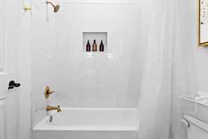 Douche, sèche-cheveux, serviettes fournies