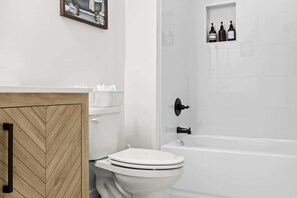 Douche, sèche-cheveux, serviettes fournies