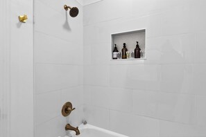 Bruser, hårtørrer, håndklæder, Shampoo