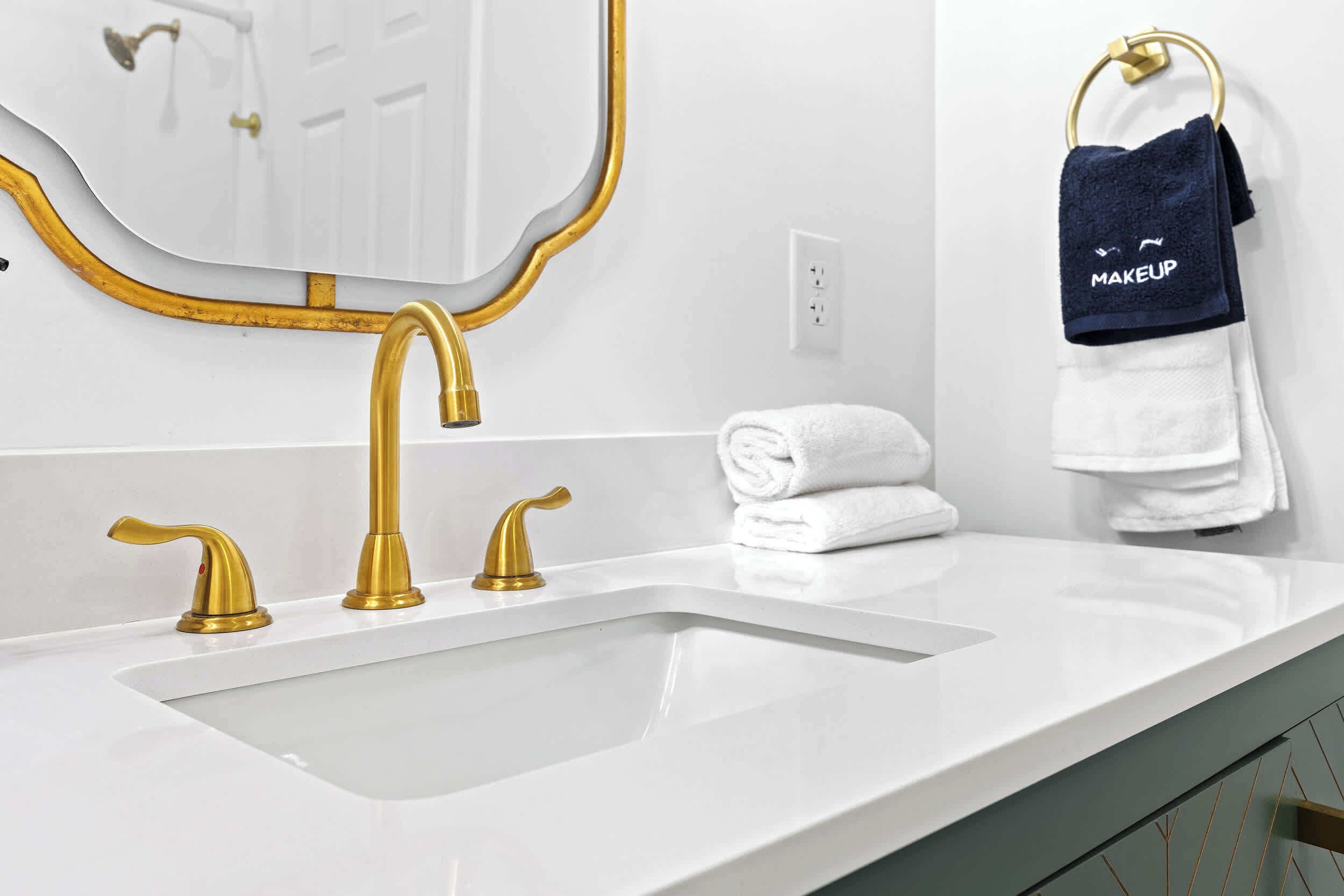 Regadera, secadora de cabello, toallas 