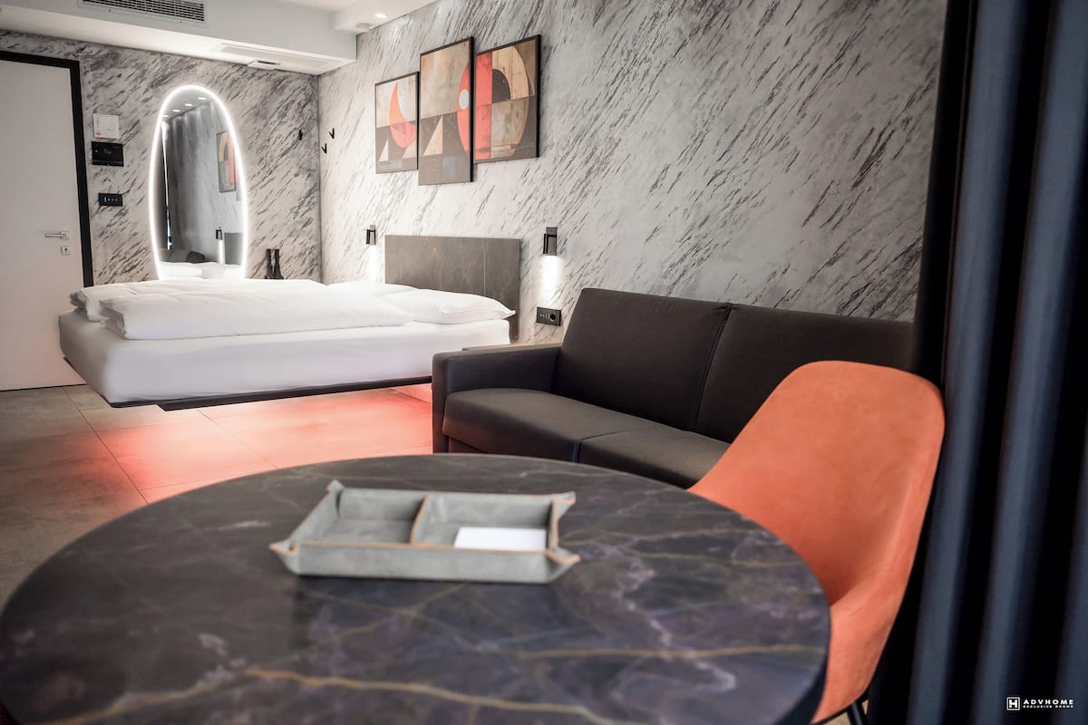 Deluxe Quadruple Room | Peralatan tempat tidur premium, gebar bulu kapas, busa memori