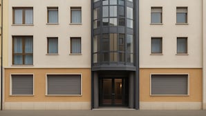Un bâtiment moderne doté d’une tour centrale en verre, de nombreuses fenêtres et de grandes portes de garage.