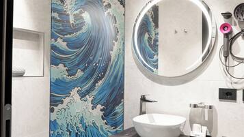 Deluxe Quadruple Room | Bathroom | Shower, rainfall showerhead, free toiletries, hair dryer