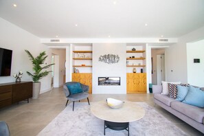 TV, fireplace