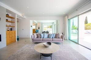 Een televisie en een open haard