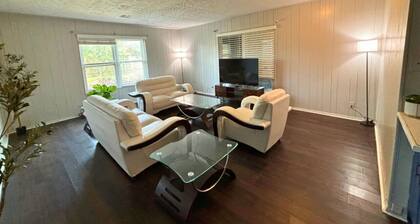 Retro 1BR Near Downtown | Quiet & Comfy Stay