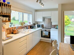 Private kitchen - Stroud's Golden Valley 2-bedroom Apartment Retreat (Stroud)