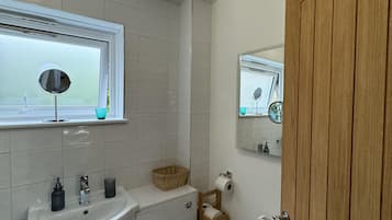 Apartment | Bathroom | Combined shower/bathtub, deep-soaking bathtub, hair dryer, towels