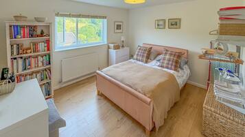 Apartment | 2 bedrooms, iron/ironing board, free WiFi, bed sheets