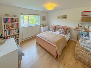 Apartment | 2 bedrooms, iron/ironing board, free WiFi, bed sheets - Stroud's Golden Valley 2-bedroom Apartment Retreat (Stroud)