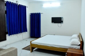 Deluxe Double Room | Laptop workspace, free WiFi