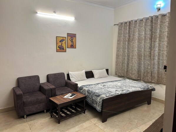Deluxe Double Room | Laptop workspace, free WiFi