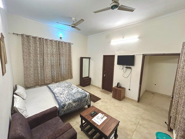 Deluxe Double Room | Laptop workspace, free WiFi - Krishnam Guest House (Gwalior)