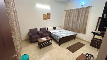 Deluxe Double Room | Laptop workspace, free WiFi