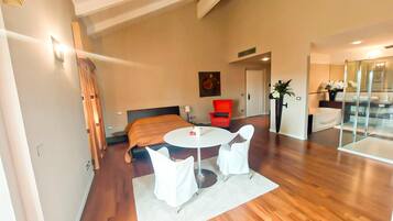 Deluxe Suite | 1 bedroom, in-room safe, free WiFi