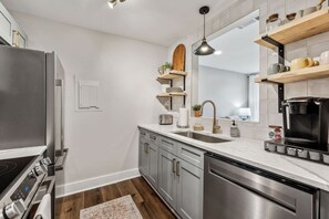 Private kitchen - Renovated Chic, Riverfront Condo w/ Pool (Nashville)
