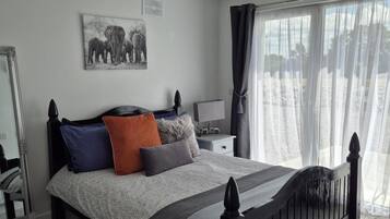 4 bedrooms, iron/ironing board, free WiFi, bed sheets