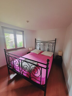 3 slaapkamers, een bureau, een strijkplank/strijkijzer, gratis wifi