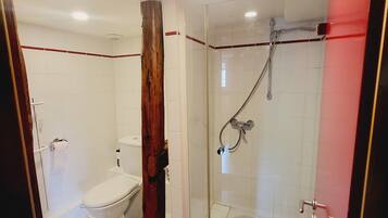 Sèche-cheveux, bidet, serviettes fournies, savon