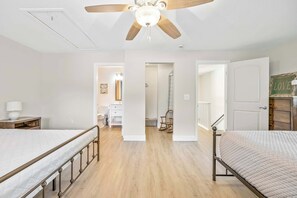 2 Schlafzimmer, Schreibtisch, Bügeleisen/Bügelbrett, Reisekinderbett