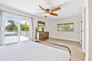 2 makuuhuonetta, työpöytä, silitysrauta/-lauta, vauvan matkasänky