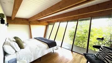 2 bedrooms, desk, iron/ironing board, travel cot