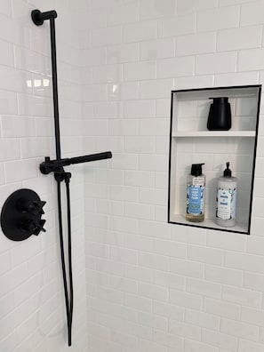 Articles de toilette écologiques, sèche-cheveux, serviettes fournies
