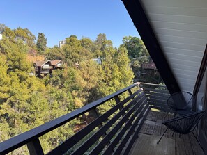 Property grounds - Architectural Marvel in Hollywood Hills with Views (Los Angeles)