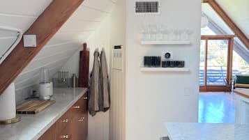 Fridge, oven, stovetop, dishwasher