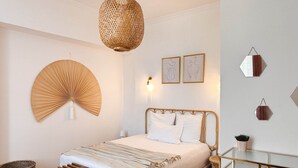 A bedroom with a bed, bedside table, and a hanging light fixture. - Maison de Maître 4* Piscine, Vignobles & Plages 6 pers. - Coeur Cristal (Magalas)