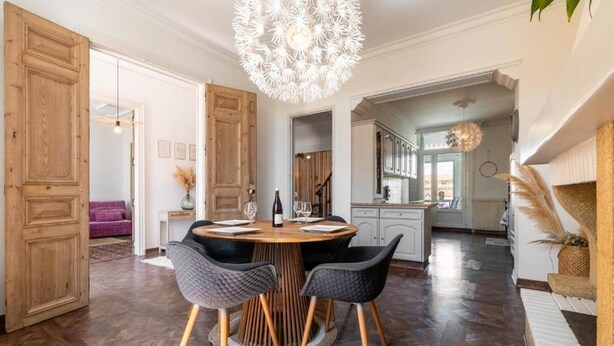 A dining area with a round table, four chairs, and a chandelier. - Maison de Maître 4* Piscine, Vignobles & Plages 6 pers. - Coeur Cristal (Magalas)