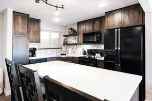 Fridge, microwave, oven, stovetop - Creekside Central to Downtown Fairgrounds Hospital (Sheridan)