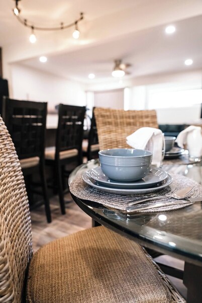 Experience our modern 2-bedroom creekside townhouse in Sheridan, blending rustic charm with city convenience. Perfect for small groups (comfortably fits 6), this stylish retreat offers a fully-equipped kitchen, private deck with BBQ, table & chairs.