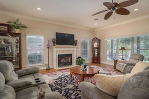 TV, fireplace - Family Ties- Lakefront- 5 TVs- 7 miles to UA (Tuscaloosa)