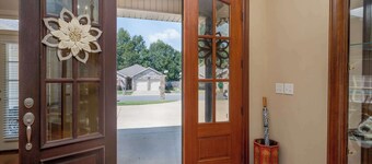 Family Ties- Lakefront- 5 TVs- 7 miles to UA