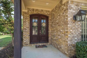 Exterior detail - Family Ties- Lakefront- 5 TVs- 7 miles to UA (Tuscaloosa)