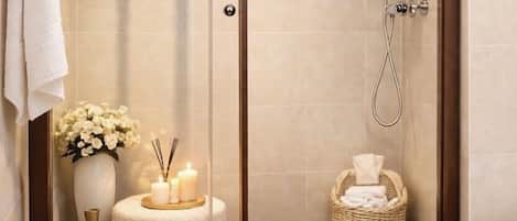 Douche, baignoire à jets, sèche-cheveux, bidet
