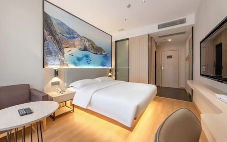 Escritorio, espacio para trabajar con laptop y wifi gratis