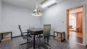 1 habitación, escritorio y espacio para trabajar con laptop