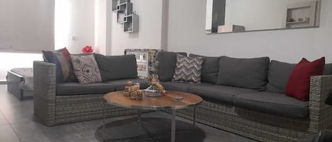 Apartment, 1 Bedroom, Accessible, Smoking | Lounge