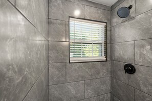 Amenidades de baño ecológicas, secadora de cabello, toallas, jabón 