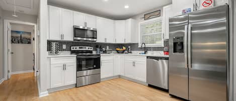 Frigorífico, microondas, horno y placa de cocina