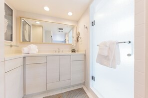 Dusche, Haartrockner, HandtĂŒcher