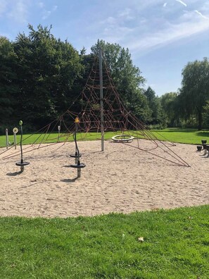 Children’s area - Charming Apartment with Lake View, Tennis Court- 5 Minutes from Odense Center (Odense)