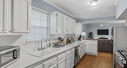 Safe, Broadmoor Haven. Spacious w/ King Bed & Large Backyard