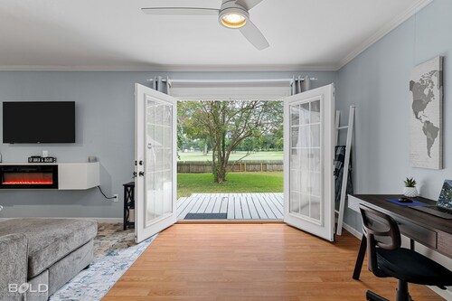 Safe, Broadmoor Haven. Spacious w/ King Bed & Large Backyard