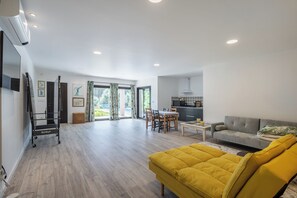 Smart-TV, Kamin, Videospiele, Tischtennisplatte