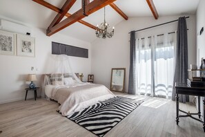 5 Schlafzimmer, Schreibtisch, Bügeleisen/Bügelbrett, Reisekinderbett